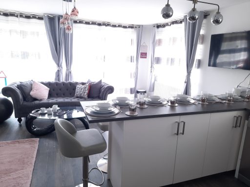 Kitchen Breakfast Bar and Lounge area