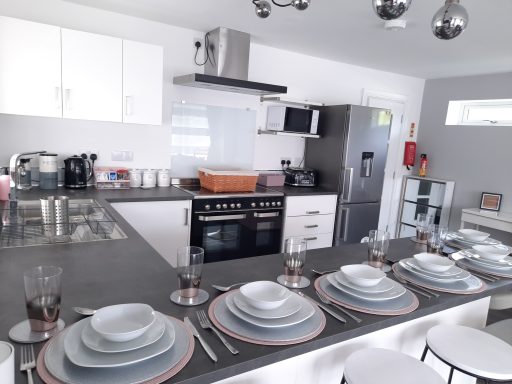 Breakfast bar and Kitchen area